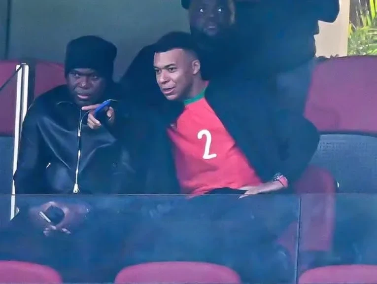 مبابي يحضر لقاء منتخبي المغرب ومالي بقميص حكيمي