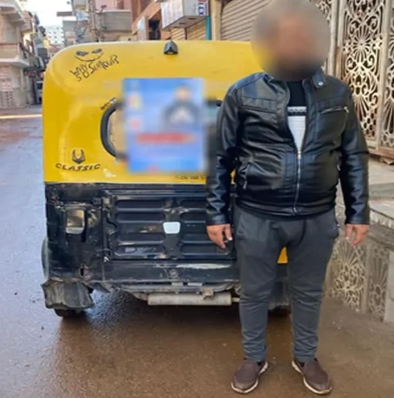 الداخلية:ضبط سائق توك توك لقيامه بتركيب ملصق لتوجيه الناخبين لصالح المرشح بالبحيرة