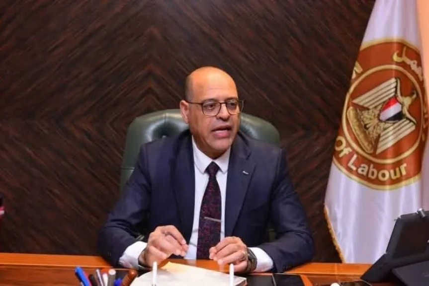 وزير العمل يصدر قرارًا وزاريًا رقم (289) لسنة 2025 بشأن تحديد ساعات العمل في المنشآت الصناعية