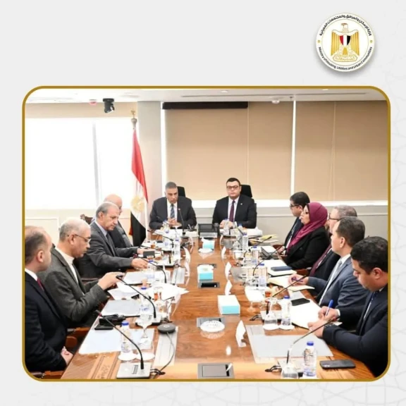 وزير الإسكان يستقبل محافظ أسوان