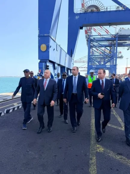 وزير الصناعة والنقل يزور مقر سلطة الموانئ والمناطق الحرة بجيبوتي