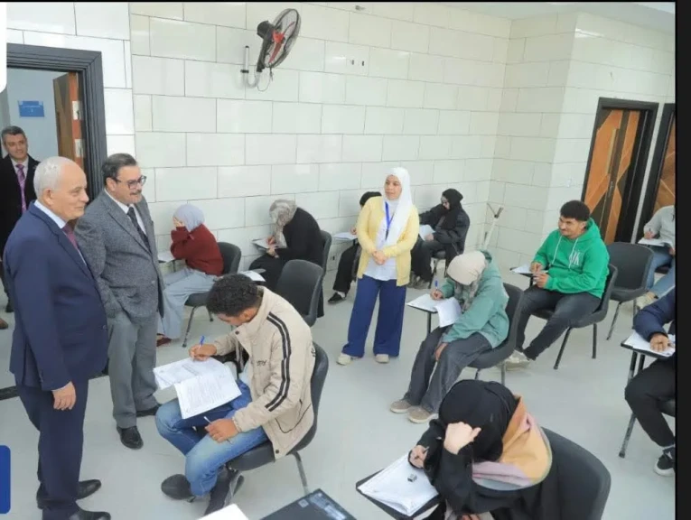 دكتور رضا حجازي ”رئيس جامعة الريادة يتفقد لجان امتحانات الفصل الدراسي الأول بكلية إدارة الأعمال