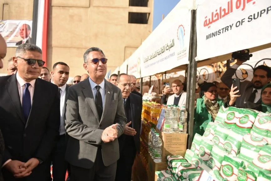 وزير التموين ومحافظ الجيزة يفتتحان سوق «اليوم الواحد» بشارع فيصل