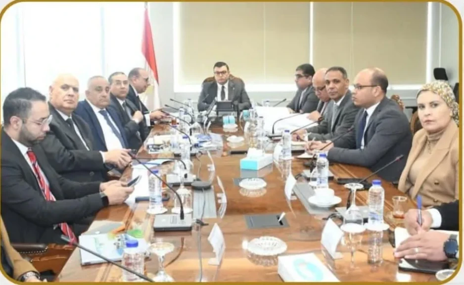 وزير الإسكان يبحث تطوير منظومة النقل الداخلي بعدد من المدن الجديدة