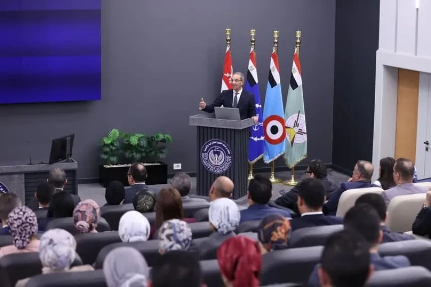 وزير الاتصالات وتكنولوجيا المعلومات يلتقى بملحقى الدفاع المرشحين للعمل بالسفارات المصرية بالخارج