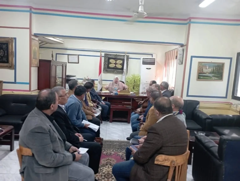 محافظ بني سويف يُتابع استعدادات التعليم لامتحانات الفصل الأول