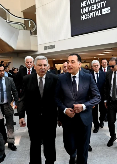 رئيس الوزراء يتفقد عددا من أقسام المستشفى الجامعي بجامعة الجيزة الجديدة