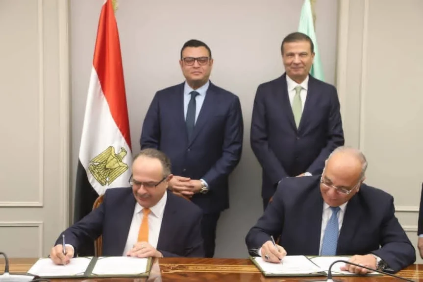 وزيرا الزراعة والإسكان يشهدان توقيع عقد اتفاق بين بحوث الصحراء و المقاولون العرب