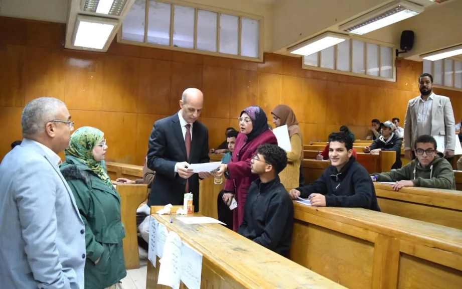 رئيس جامعة بني سويف يجري جولة تفقدية بكلية الآداب لمتابعة سير امتحانات الفصل الدراسي الأول