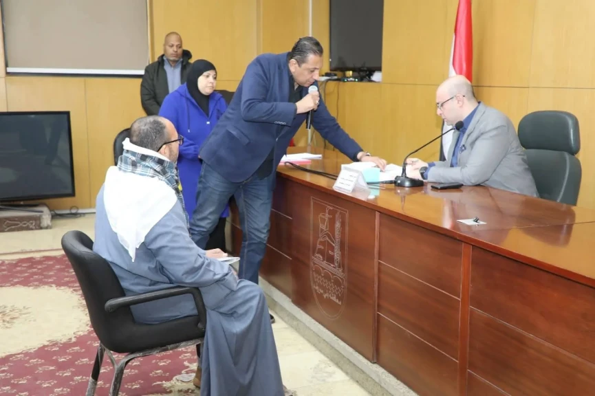 محافظ بني سويف يواصل سلسلة لقاءاته بالمواطنين