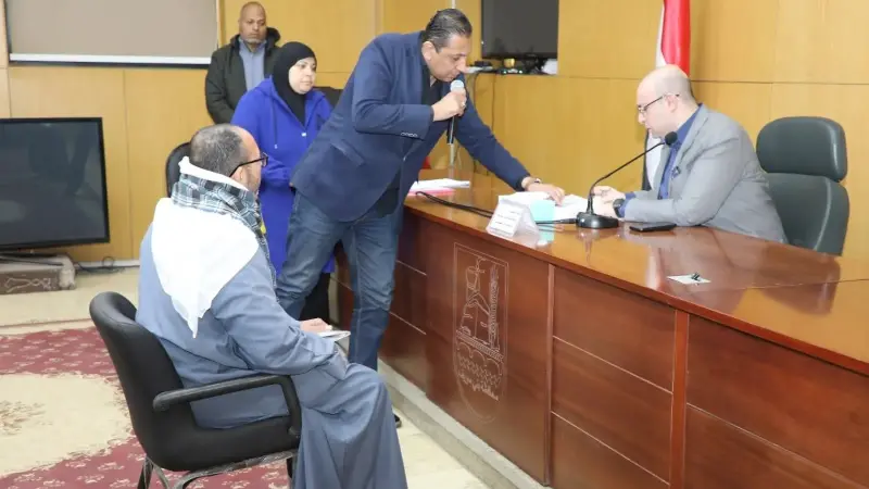 محافظ بني سويف يواصل سلسلة لقاءاته بالمواطنين