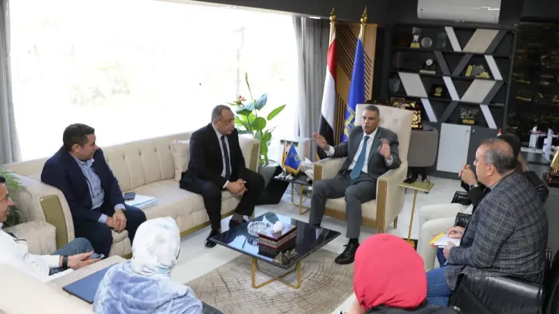 محافظ أسوان يلتقي النائب الأول لرئيس شركة المقاولون العرب