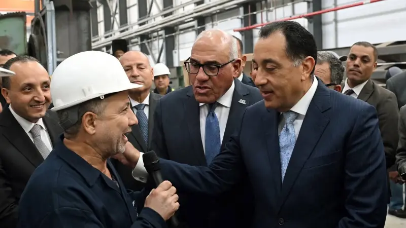 رئيس الوزراء يجري حوارا وديا مع العاملين بالمصنع حول خطط التطوير الجديدة