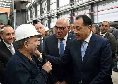 رئيس الوزراء يجري حوارا وديا مع العاملين بالمصنع حول خطط التطوير الجديدة