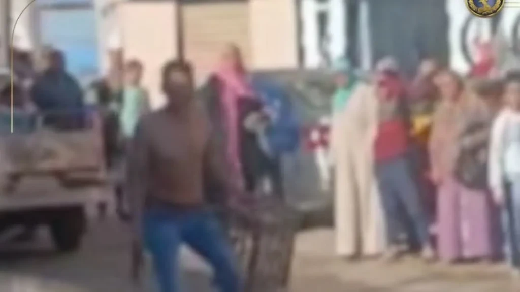 الداخلية:ضبط المتهم في مقطع فيديو يلوح بسلاح أبيض وتعريض حياة المواطنين للخطر