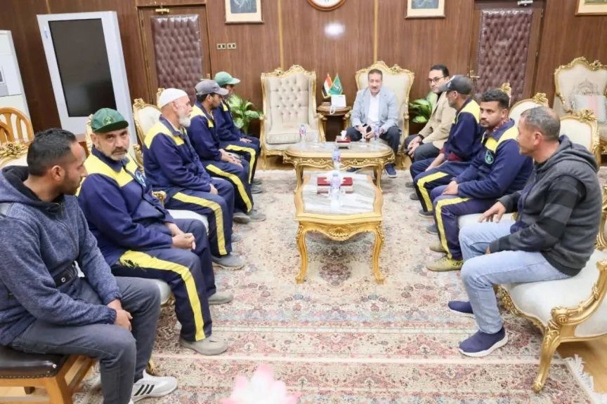 محافظ المنوفية يلتقى عدد من عمال النظافة بمكتبه