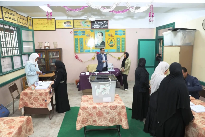 محافظ أسوان يتفقد مقار اللجان الإنتخابية فى اليوم الأول لجولة الإعادة للجان الملغاة