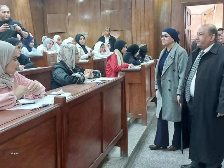 نائب رئيس جامعة القاهرة يتفقد سير امتحانات نهاية الفصل الدراسي الأول بعدد من كليات الجامعة