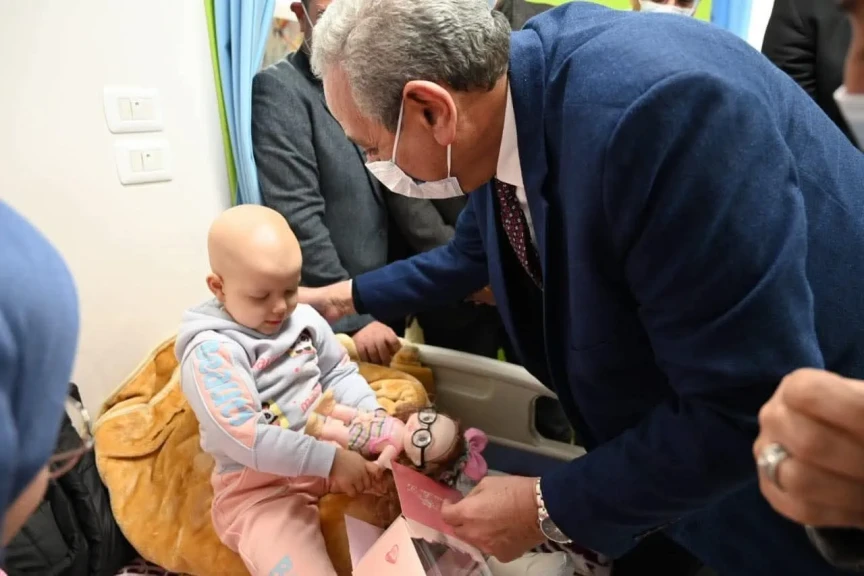 محافظ الغربية يرسم الابتسامة على وجوه أطفال معهد أورام طنطا ويضع المرضى وأسرهم في قلب الاهتمام