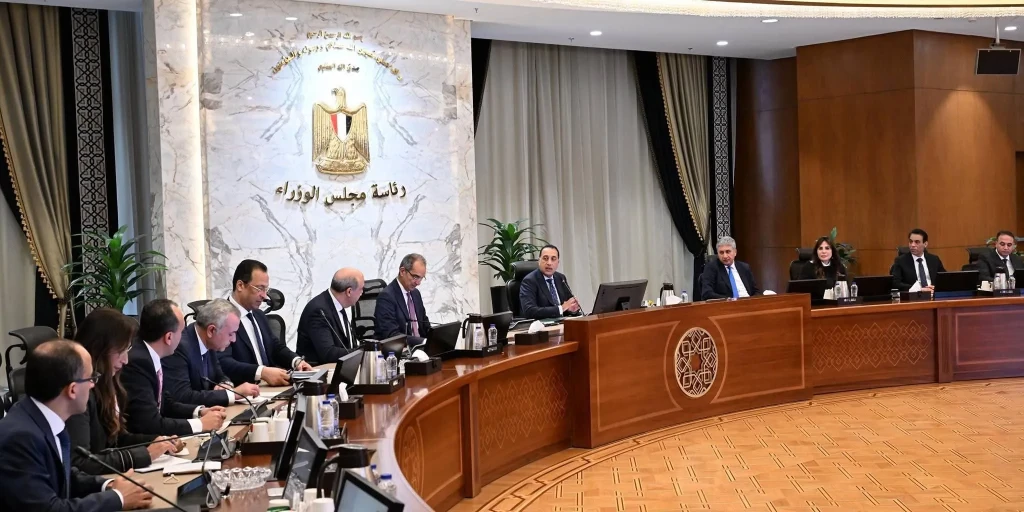 رئيس الوزراء يتابع الجهود الحكومية الخاصة بتيسير الإجراءات وتسهيل دخول السائحين