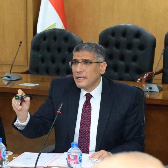 محافظ الجيزة يترأس اجتماع اللجنة العليا للإعلانات لبحث تنظيم المنظومة وتعظيم الموارد