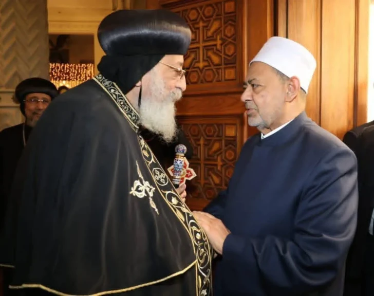 شيخ الأزهر يزور البابا تواضروس ويهنِّئه والإخوة المسيحيين بأعياد الميلاد