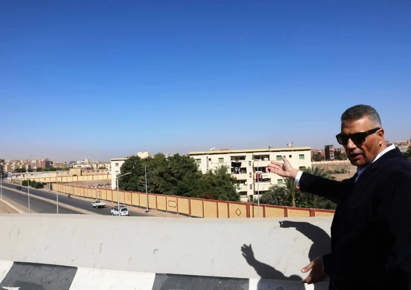 محافظ أسوان يتفقد موقع إنشاء كوبرى للمشاه بمزلقان كيما