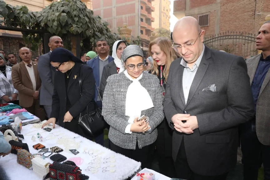 محافظ بني سويف يتفقد معرض المنتجات والحرف اليدوية