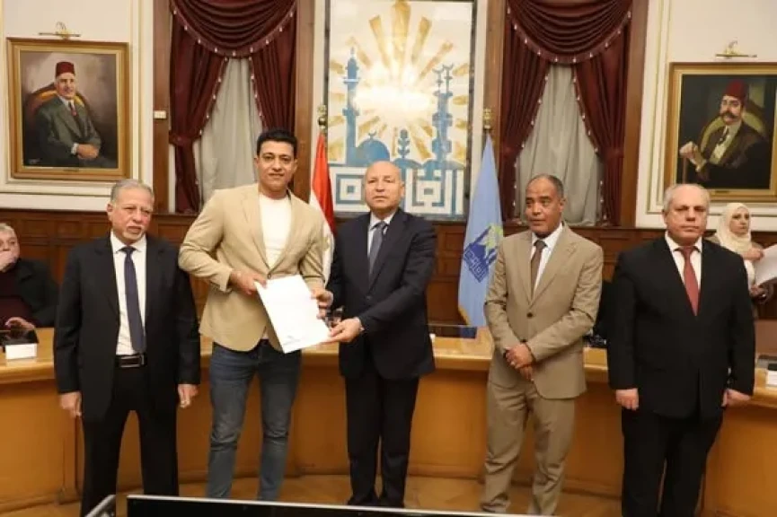 محافظ القاهرة يشهد تسليم 40 عقدًا موثقًا لبعض المصانع والورش في شق الثعبان