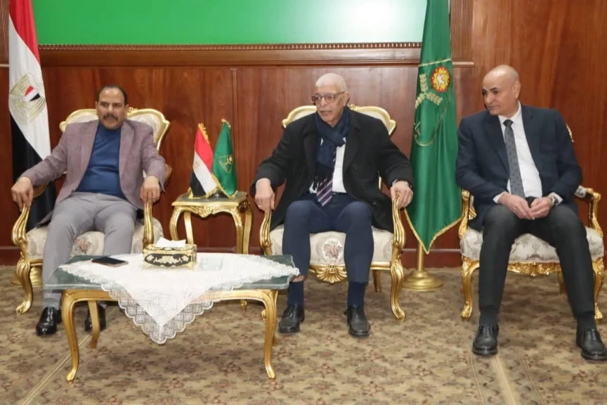 رئيس جامعة المنوفية يعقد اجتماعًا موسعًا لبحث آليات تنفيذ نموذج تنموي متكامل بقرية ميت عافية