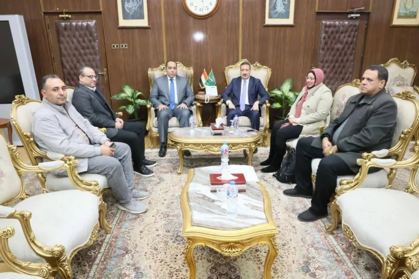 محافظ المنوفية يناقش مستجدات موقف تنفيذ كوبري الباجور العلوي وطريق شبين القناطر وشبين طنطا