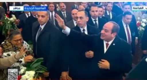 الرئيس السيسى يقدم التحية للمشاركين فى قداس عيد الميلاد بالعاصمة الجديدة