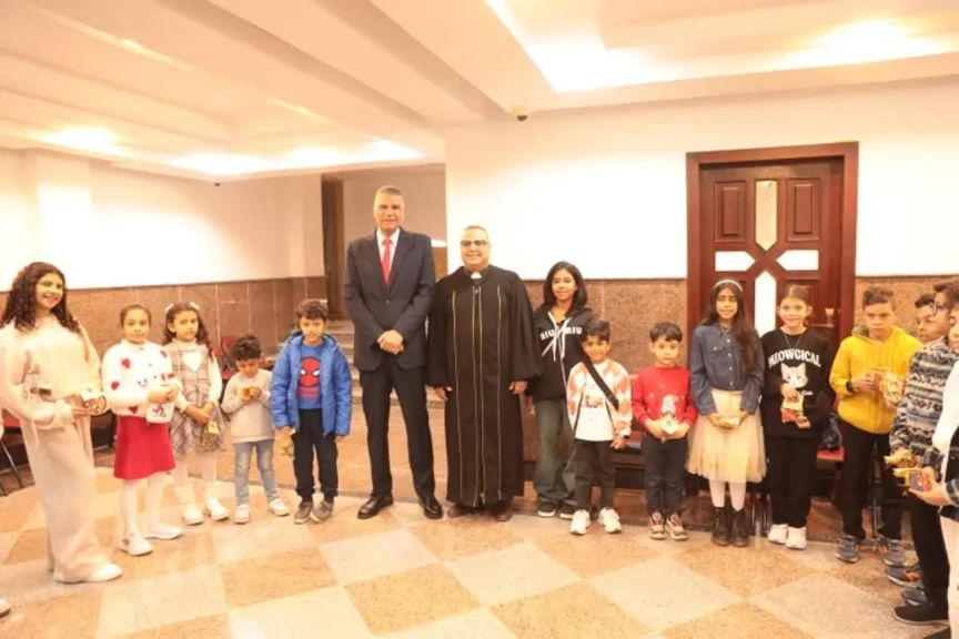 محافظ أسوان يوزع كروت تهنئة الرئيس والهدايا على الأطفال بمختلف الكنائس