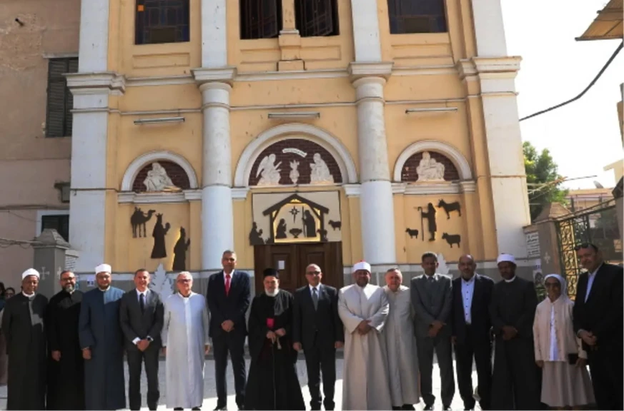 محافظ أسوان يتقدم المهنئين للأخوة الأقباط بكنائس الأرثوذكس والإنجلية والكاثوليك