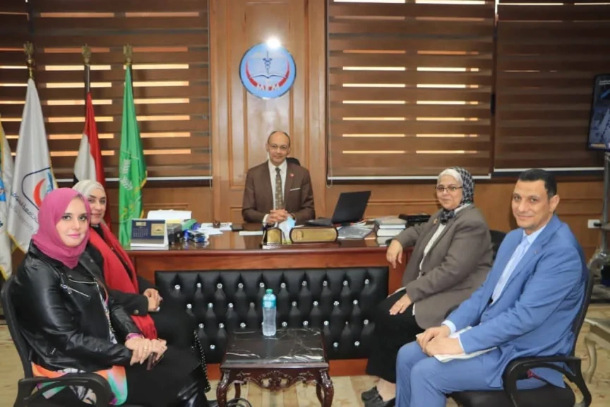 عميد طب المنوفية يستقبل لجنة الإرشاد الأكاديمي