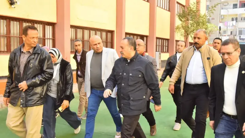 محافظ أسيوط يتفقد مدرسة الأمل الفنية الثانوية بنات للصم وضعاف السمع