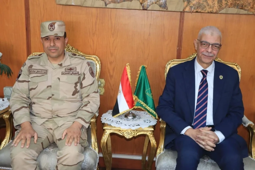 رئيس جامعة المنوفية يكرم مدير التربية العسكرية السابق