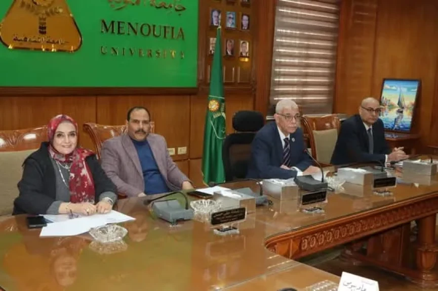 رئيس جامعة المنوفية يتابع خطط التطوير ويكرم أمين عام الجامعة المساعد لبلوغه سن المعاش
