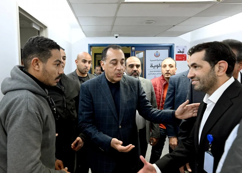 رئيس الوزراء يطمئن من المرضى على جودة الخدمات المقدمة في مستشفى أورام دار السلام ”هرمل سابقا”