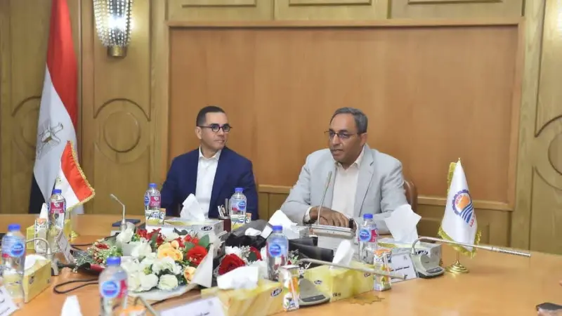 وزير الاستثمار والتجارة الخارجية يناقش مع محافظ قنا فرص الاستثمار بالمحافظة