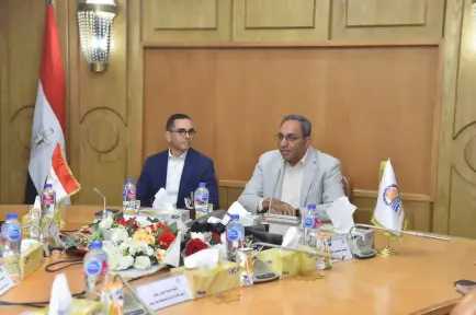 وزير الاستثمار والتجارة الخارجية يناقش مع محافظ قنا فرص الاستثمار بالمحافظة