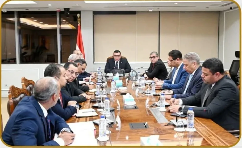 وزير الإسكان يتابع الموقف التنفيذي للمشروعات ومنظومة الصيانة بمدينة الشروق