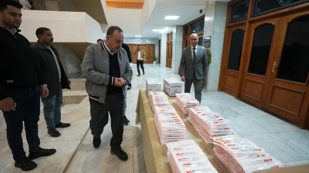 محافظ أسيوط يتسلم تبرعًا بـ20 ألف سرنجة دقيقة لدعم منظومة التأمين الصحي