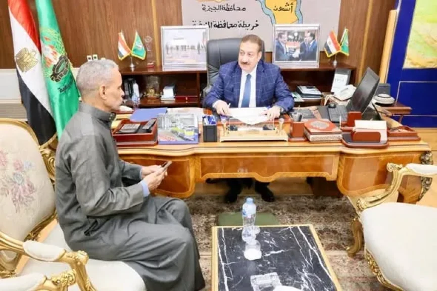 محافظ المنوفية يلتقى رب أسرة حريق جهاز عروس سرسنا