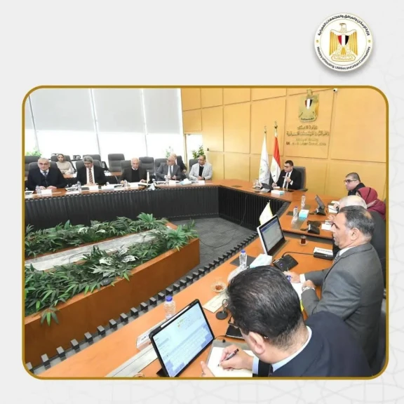 وزير الإسكان يتابع موقف مشروعات الإسكان التى تنفذها هيئة المجتمعات العمرانية بالمدن الجديدة