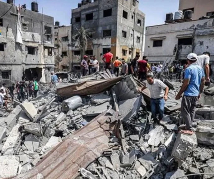 4 شهداء جراء انهيار مبانٍ متضررة من العدوان الإسرائيلي بغزة