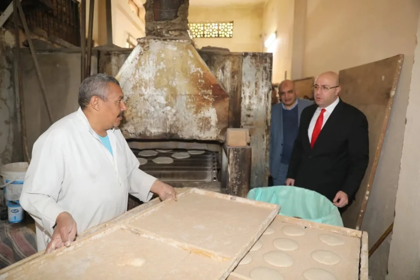 محافظ بني سويف يتفقد عدداً من المخابز البلدية ومنافذ صرف المقررات التموينية