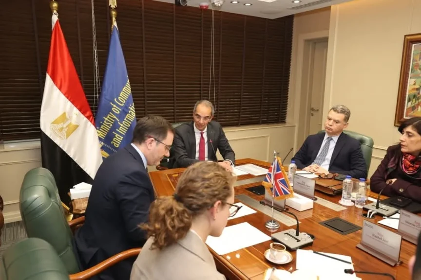 وزير الاتصالات وسفير بريطانيا يبحثان سبل تعزيز الاستثمارات الإنجليزية فى التعهيد وتكنولوجيا المعلومات فى مصر
