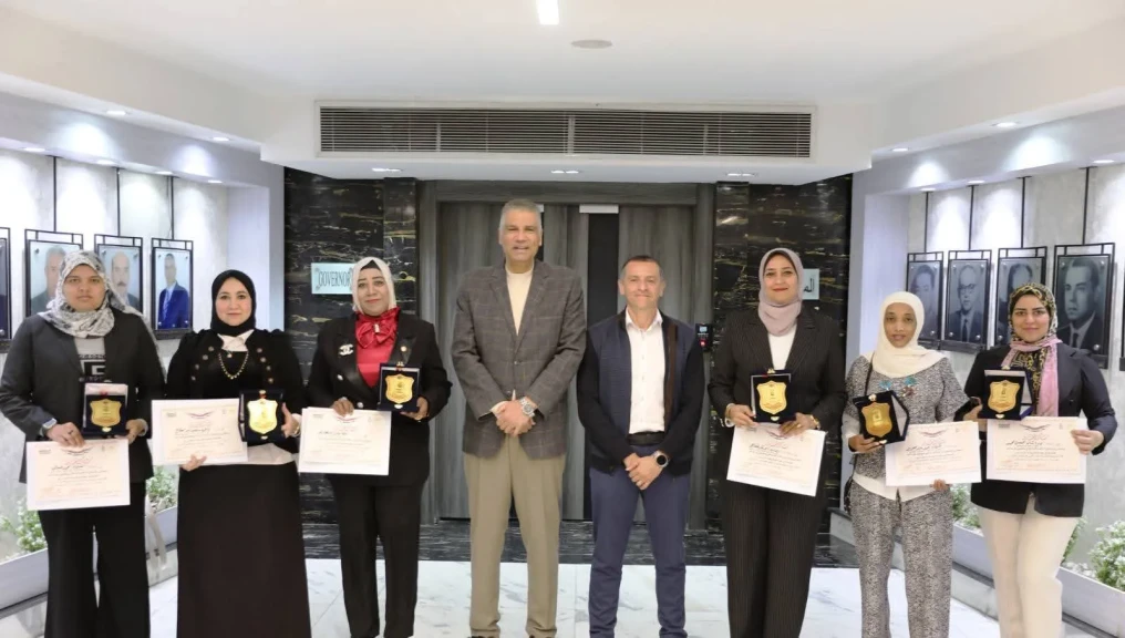 محافظ أسوان يكرم فريق عمل مكتبة مصر العامة