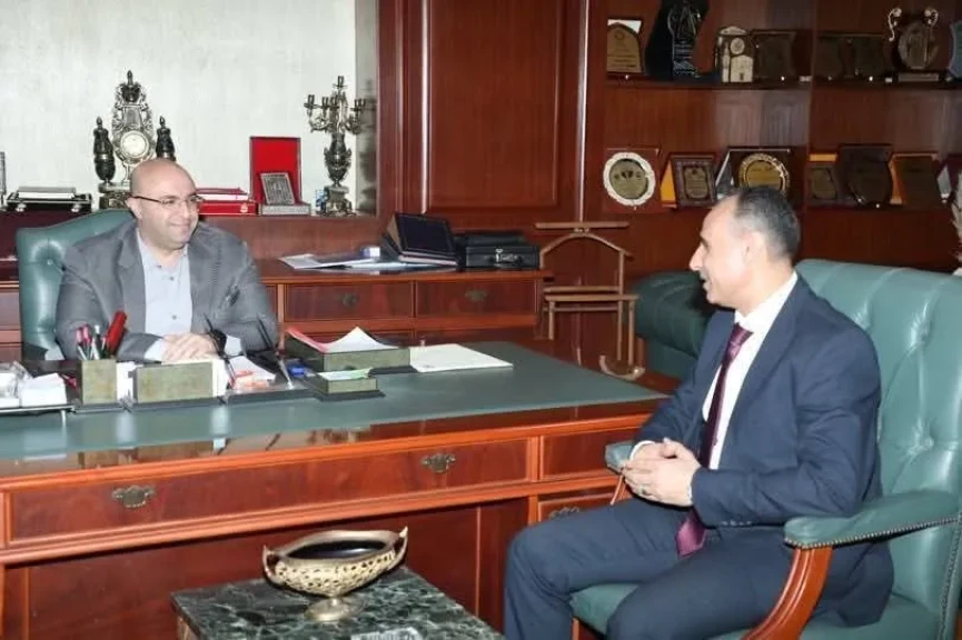 محافظ بني سويف يناقش إجراءات تسليم موقع مستشفى سمسطا المركزي